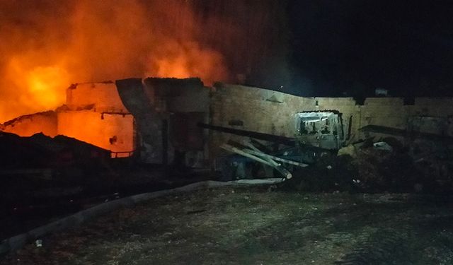 Çorum’da yangın: 3 traktör, 1 kamyonet ve binlerce saman balyası yandı