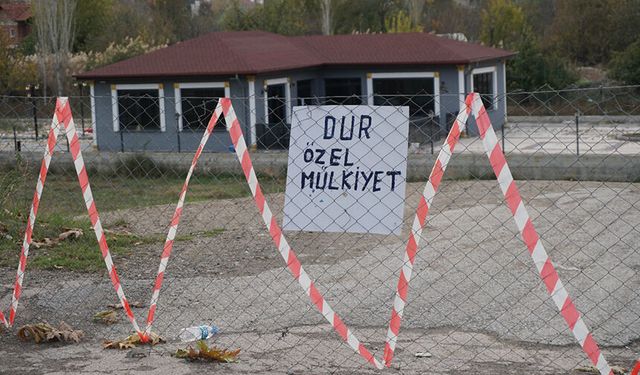 Çorum'da bir vatandaş, arazisinden geçen yolu mahkeme kararıyla ulaşıma kapattı