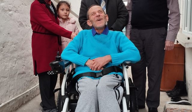 Engelli vatandaşın tekerlekli sandalye sevinci