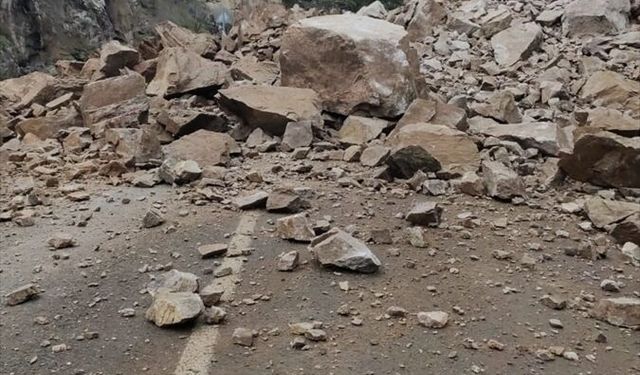 Artvin-Ardahan kara yolu heyelan nedeniyle ulaşıma kapandı