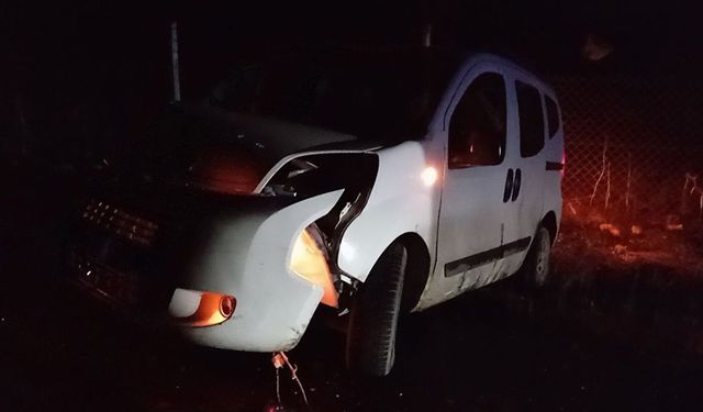 Hafif ticari araç park halindeki otomobile çarptı : 1 yaralı