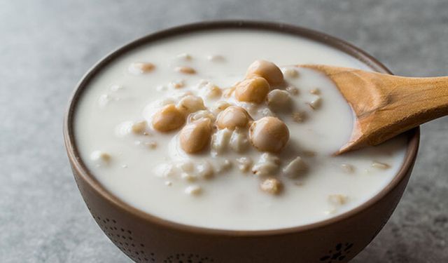 Klasik çorbaları unutun: Sürekli yapacağınız Ayran Aşı Çorbası tarifi