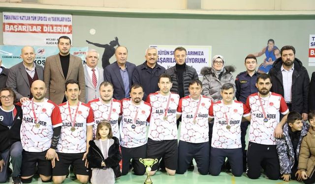 Voleybol turnuvasında şampiyonluk kupasını Alaca Önder aldı