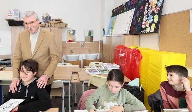 Sakarya'da Başkan Yüce miniklerin derslerine konuk oldu