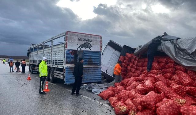 Akdağmadeni’nde soğan yüklü tır devrildi