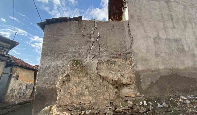 Çankırı’da bir garip yapı: Çatlayan duvarı telle tutturdular