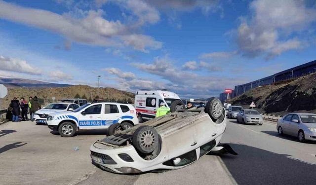 Otomobil metrelerce takla attı, 4 kişi yara almadan kurtuldu