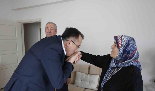 Savran, seçim çalışmalarına anne ve babasının ellerini öperek başladı