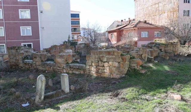 Yüzyıl önce temelleri atılan ve tamamlanamayan cami yüksek binalar arasında kaldı