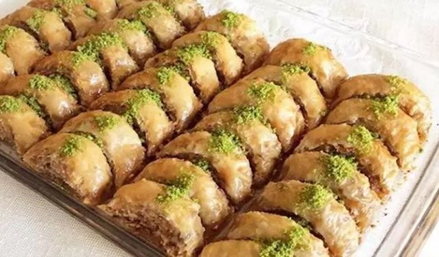 Bu tarif kaçmaz: Baklava ustalarına taş çıkartan Ay Tatlısı tarifi