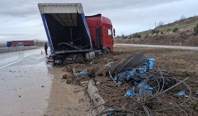 Direksiyon hakimiyetini kaybeden Tır sürücüsü, trafiği alt üst etti