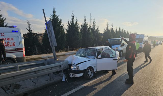 Çorum'da korkutan kaza: Otomobil, çelik bariyerlere çarptı!