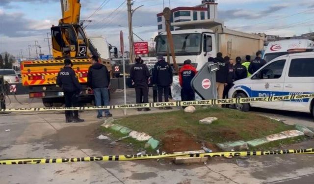 Adıyaman'da feci kaza: 19 yaşındaki motosiklet sürücüsü kamyonun altında kaldı