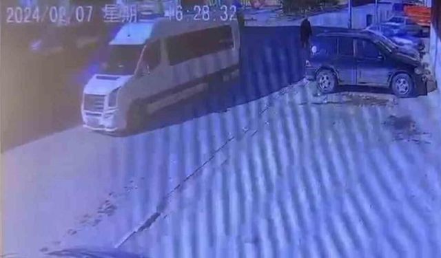 Geri giden minibüs yaşlı adamı ezdi, o anlar kameraya yansıdı