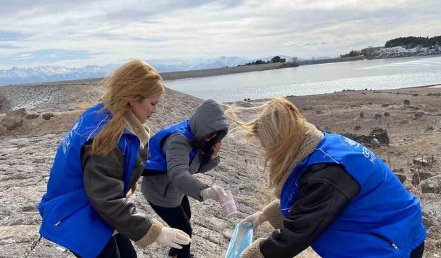 Gönüllü gençler baraj etrafında çöp topladı