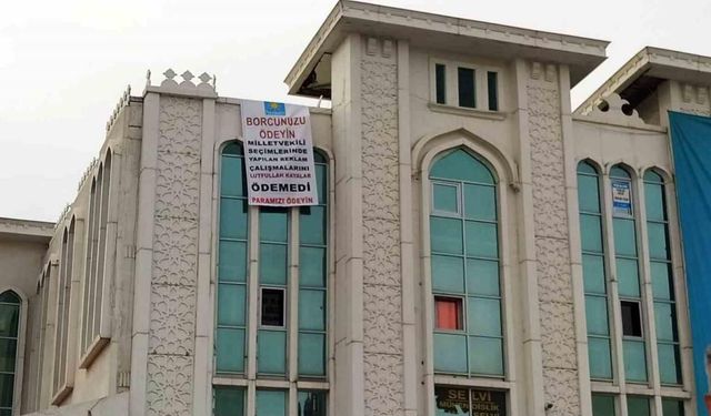 İYİ Partili milletvekilinden parasını alamadığını iddia eden esnaftan pankartlı tepki