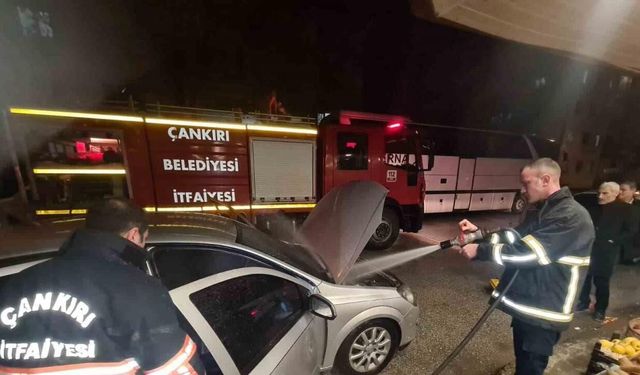 Otomobilde çıkan yangını itfaiye ekipleri söndürdü