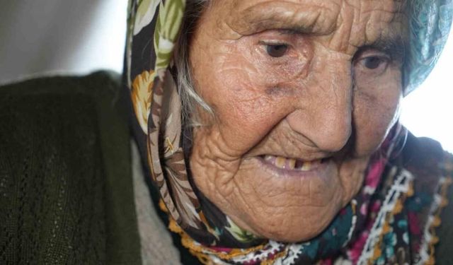 Türkiye’nin en yaşlı insanı 117 yaşındaki Arzu ninenin tek isteği: "Evime mutfak yapılsın, çay pişireceğim"