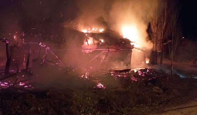 İskilip'te yangın: 1 ev ve ahır yandı