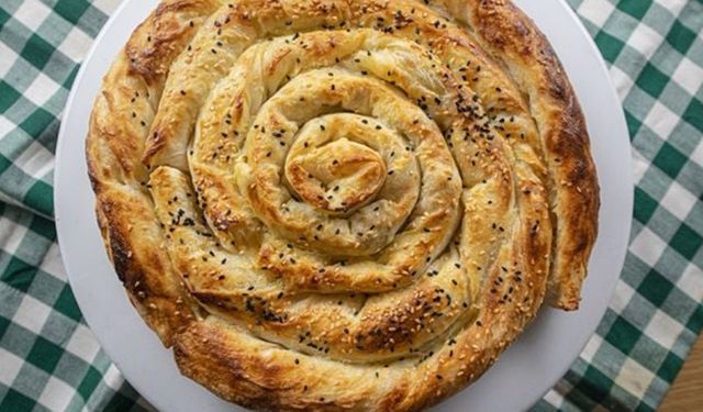 Bu böreği denedikten sonra başka börek yemek istemeyeceksiniz! MasterChef Kıymalı Kol Böreği tarifi