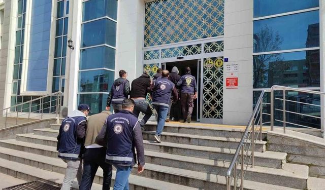 Düzensiz göçmen operasyonunda 2 tutuklama