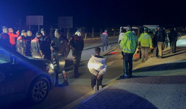 Polislerden kaçarken ekip otosuna çarpan sürücü ehliyetsiz çıktı