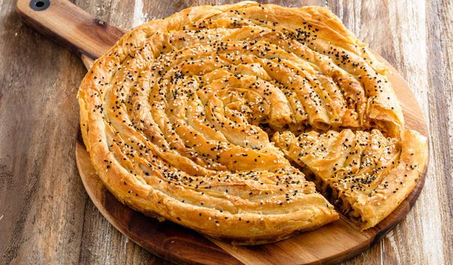 Anne eli değmiş gibi: Masterchef'ten sofralarınıza enfes Zeytinli Börek tarifi