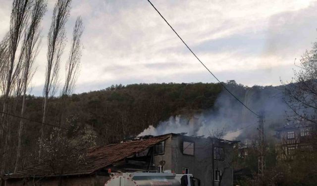 Alevlere teslim olan 2 katlı ev kullanılmaz hale geldi