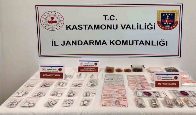 Araçlarında uyuşturucu madde ile yakalanan 2 şahıs tutuklandı