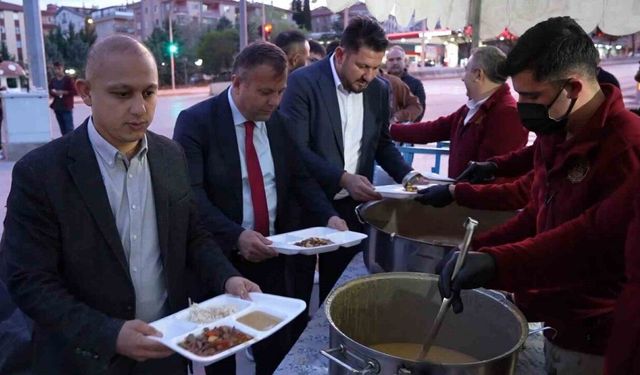 Başkan Önal, son iftar yemeğinde vatandaşlarla birlikte oruç açtı