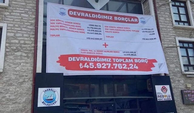 Belediye başkanı devralınan borçları belediye binası duvarına astırdı