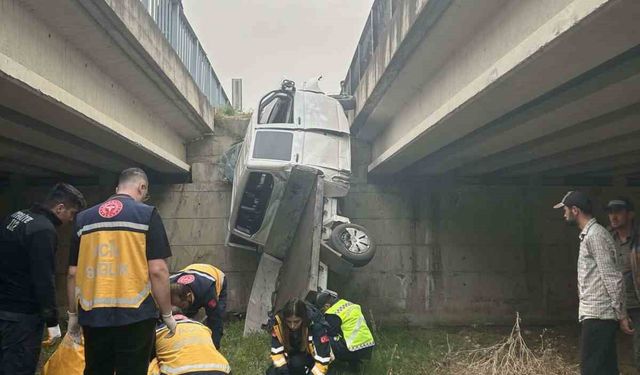 Kamyonet dereye uçtu: 3 yaralı