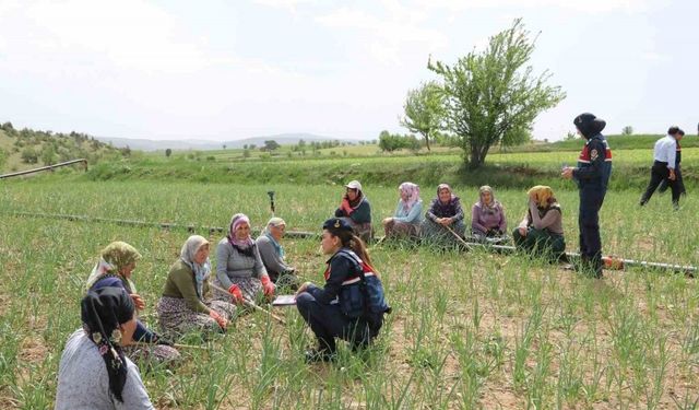 Sarımsak tarlasında kadınlara KADES’i anlattılar