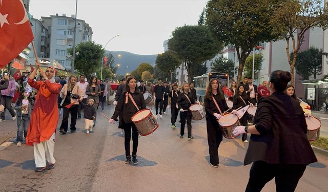 Karabük ve Düzce'de fener alayı düzenlendi