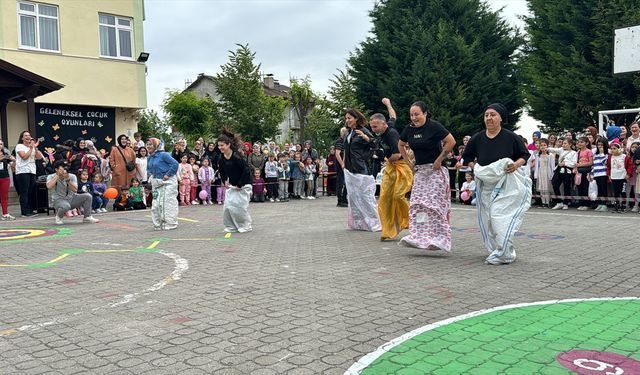 Karabük'te öğrenciler ve veliler okul bahçesindeki geleneksel oyun alanında eğlendi