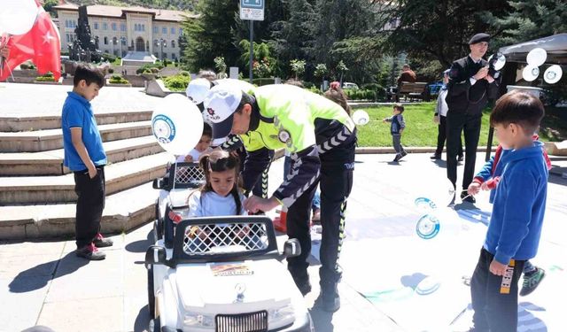 Trafik kuralları yolda sürücülere, meydanda çocuklara anlatıldı