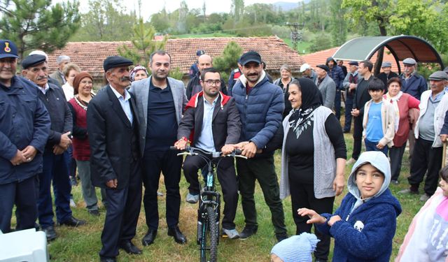 Çorum'da anlamlı gün: Down Sendromlu Özgür'e asker eğlencesinde bisiklet sürprizi!