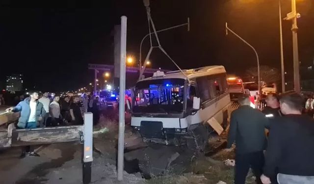 Kırıkkale'de gece yarısı feci kaza! Yolcu minibüsü ve otomobil çarpıştı: 22 yaralı