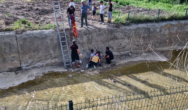 Dereye düşen çocuk ölümden döndü