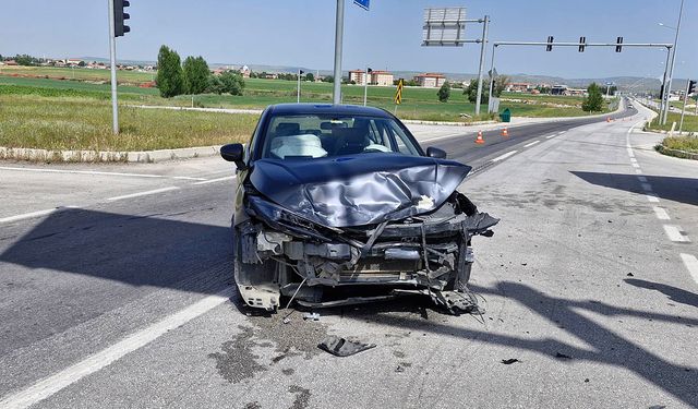 Kırmızı ışık ihlali kazaya sebep oldu: 3 yaralı