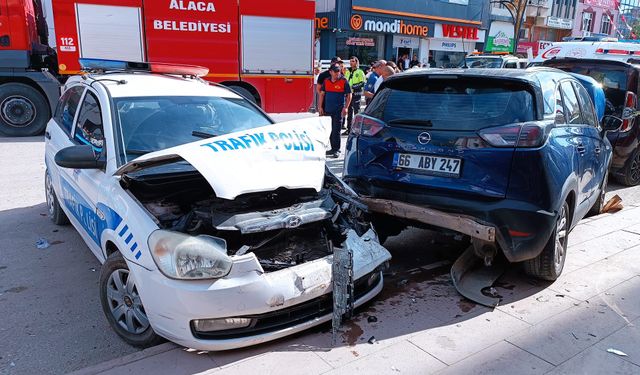 Çorum'da kontrolden çıkan cip polis otosuna çarptı: 2’si polis 3 yaralı