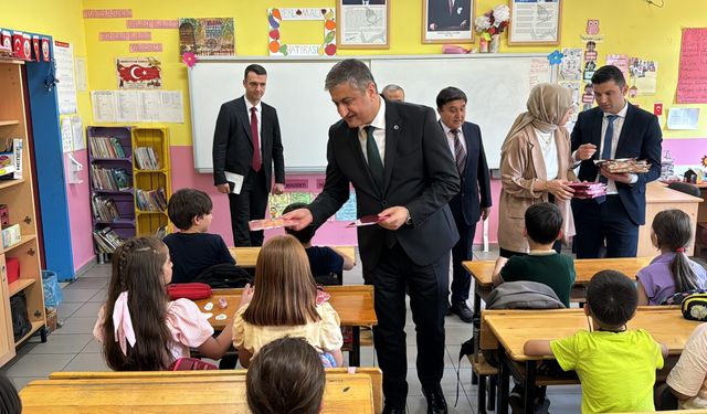 Karabük'te okuma seferberliği kapsamında öğrencilere kitap dağıtımı sürüyor