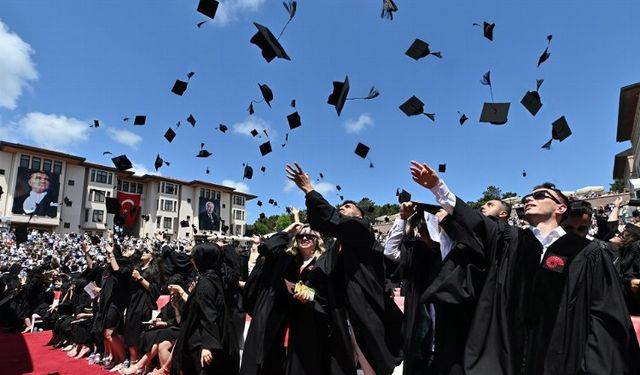 Koç Üniversitesi  30. dönem mezunlarını verdi