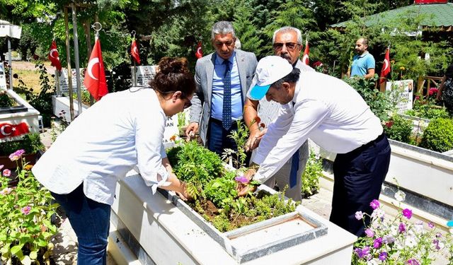 Malatya'da şehitlerin kabirleri çiçeklerle bezendi