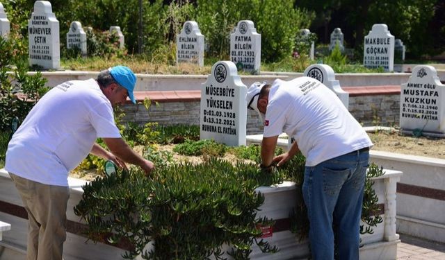 Manisa mezarlıkları bayrama hazır