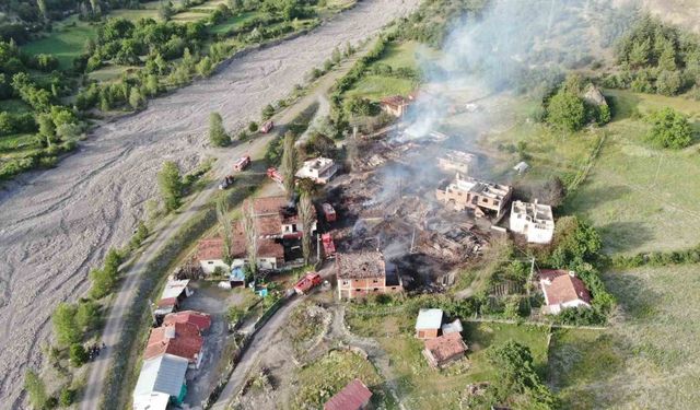 12 evin yandığı köy havadan görüntülendi