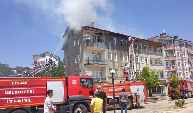 4 katlı binadaki yangın paniğe sebep oldu