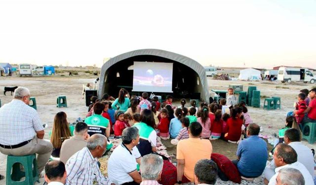 Aksaray’da mevsimlik tarım işçilerinin çadırda sinema keyfi