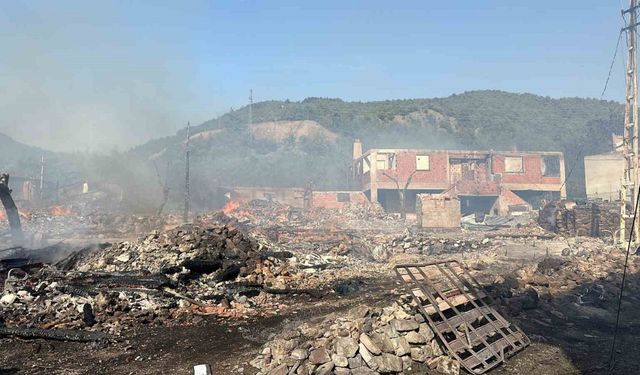 Alevlere teslim olan köyde müdahale sürüyor: 12 ev küle döndü