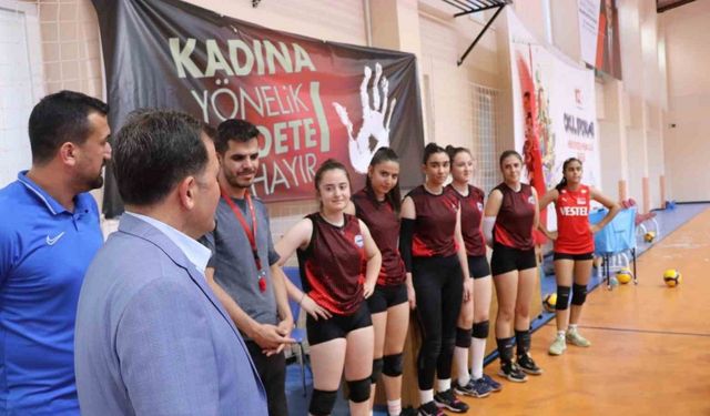 Ali İhsan Kabakcı voleybolculara forma hediye etti